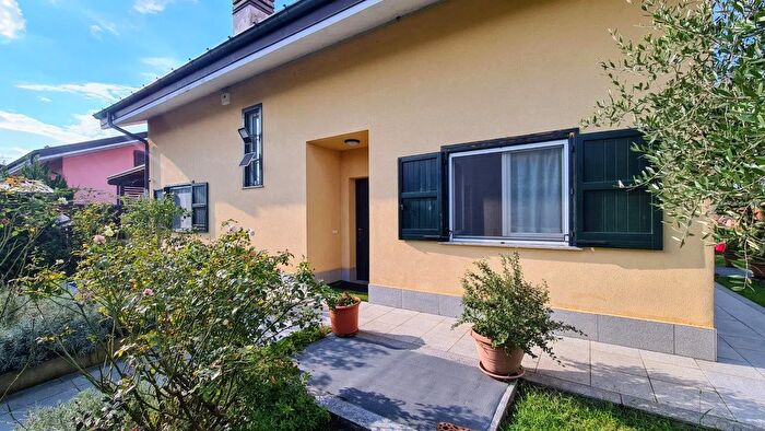 Casa in vendita in Via Pietro Mascagni Azzate Varese Lombardia Italia, Azzate