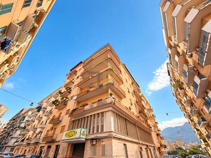 Appartamento con 6 locali in vendita in Via Luigi Manfredi, Palermo