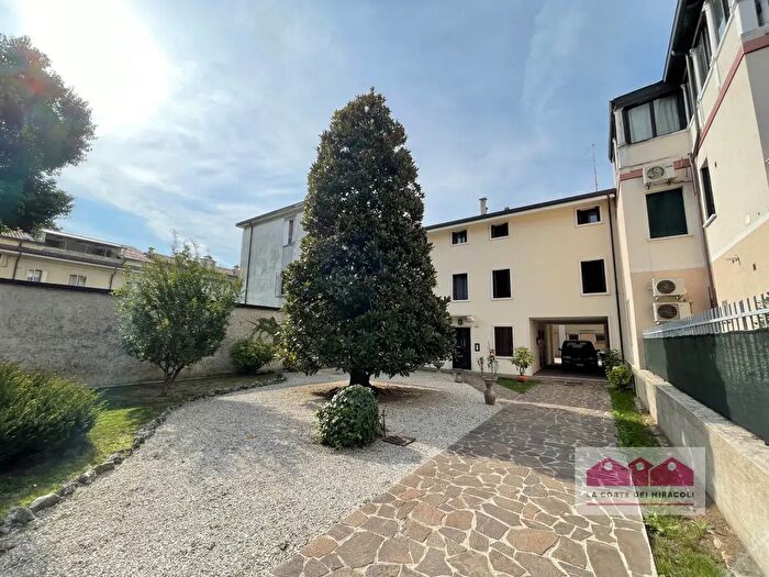 Appartamento quadrilocale in affitto in Viale della Pace, Vicenza