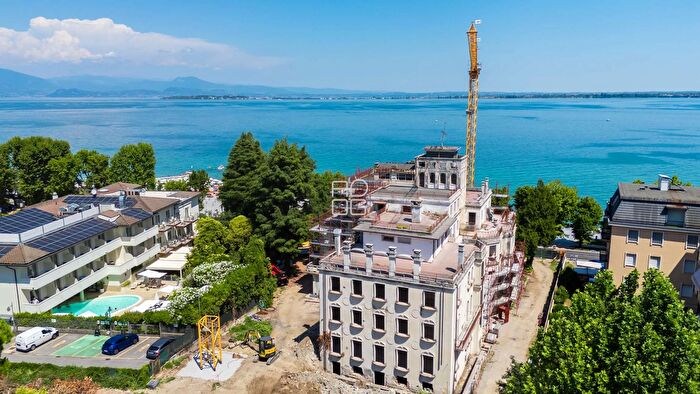 Appartamento trilocale in vendita in Via Lungolago C Battisti, Desenzano Del Garda