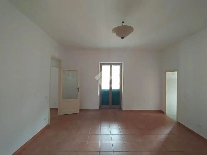 Appartamento trilocale in affitto in Via Lungarini, Palermo