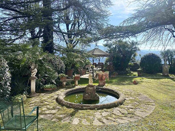 Appartamento con 11 locali in vendita in Via Montegirone, Fiesole