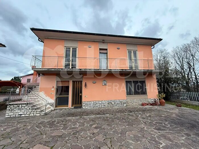 Casa con 10 locali in vendita in Santa Maria A Monte