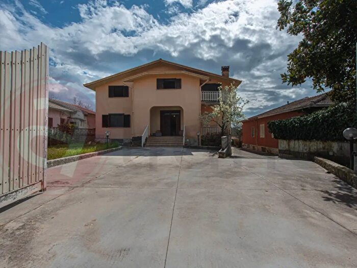 Casa con 20 locali in vendita in Via Campanile, Arce