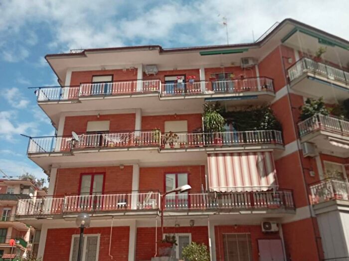 Appartamento trilocale in affitto in Via Solfatara, Pozzuoli Alta, Pozzuoli