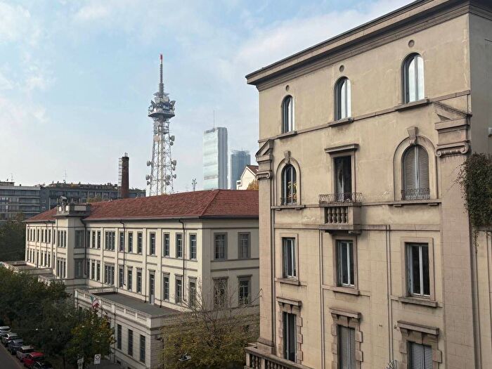 Appartamento trilocale in affitto in Via Francesco Londonio, Paolo Sarpi, Milano