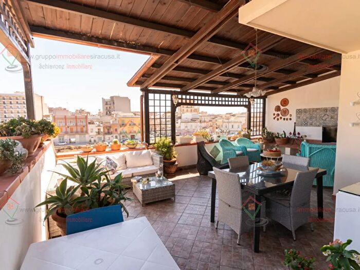 Casa con 7 locali in vendita in Siracusa