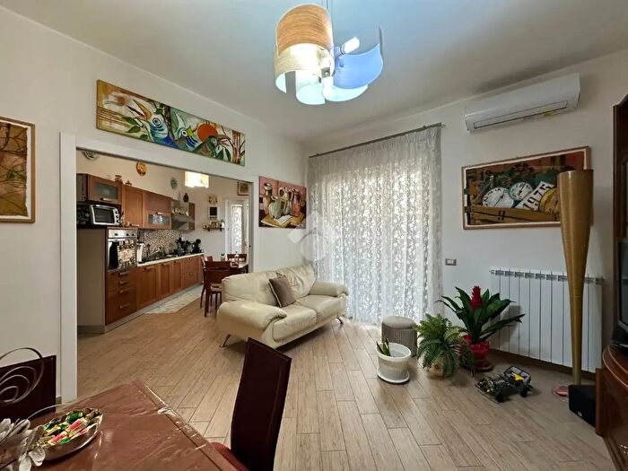 Appartamento quadrilocale in vendita in Traversa l S Leonardo, Crotone