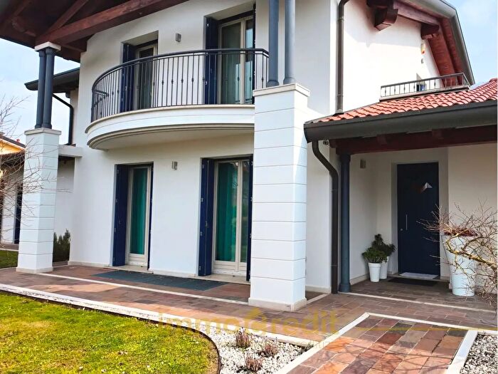 Casa con 11 locali in vendita in San Dona Di Piave