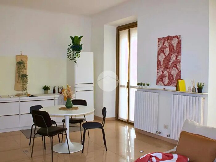 Appartamento trilocale in vendita in Via Carlo Farini, Milano