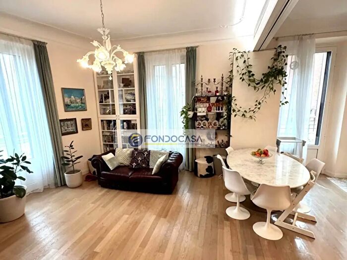 Appartamento trilocale in vendita in Piazza Caiazzo, Milano