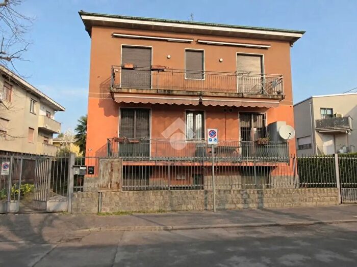 Appartamento trilocale in vendita in Via Giuseppe Giusti, Desio