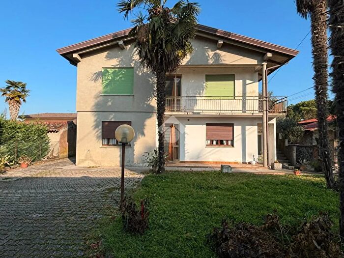 Casa con 10 locali in vendita in Vicolo Marche, Fosso
