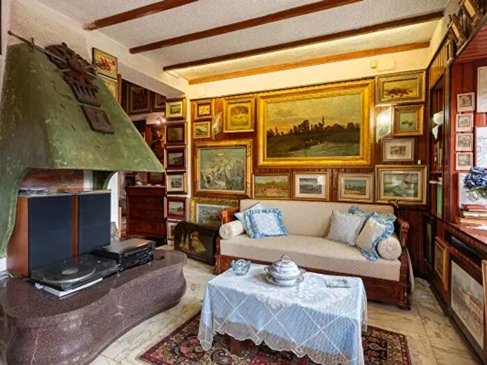 Casa con 6 locali in vendita in Dorno