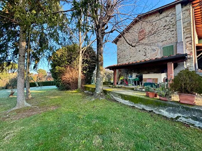 Appartamento con 12 locali in vendita in Via Cascia Pescaia III Snc, Reggello