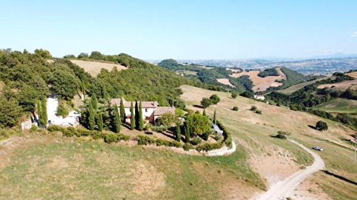 Casa con 6 locali in vendita in Piazza Roma, Montefelcino