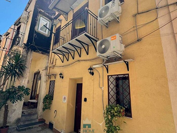 Appartamento trilocale in affitto in Cortile Gesù e Maria al Papireto, Tribunale, Palermo