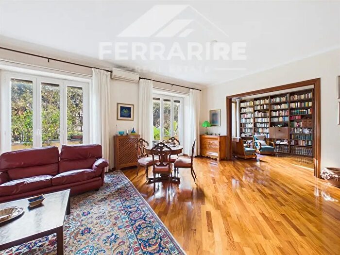 Appartamento con 6 locali in vendita in Via Monte Santo, Roma