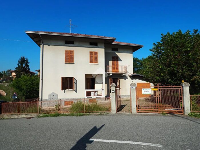 Casa con 6 locali in vendita in Via IV Novembre, Lessona