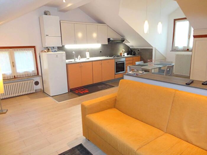 Appartamento trilocale in vendita in Via Roma Silvano dOrba, Silvano DOrba