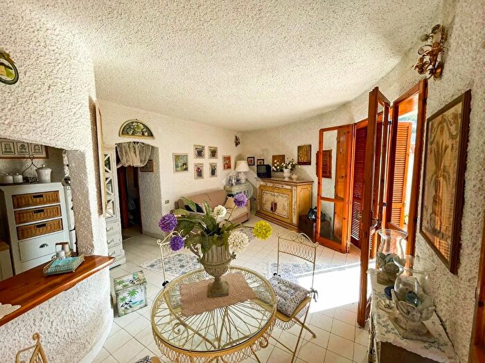 Casa trilocale in vendita in Via Paradiso, Falconara Albanese