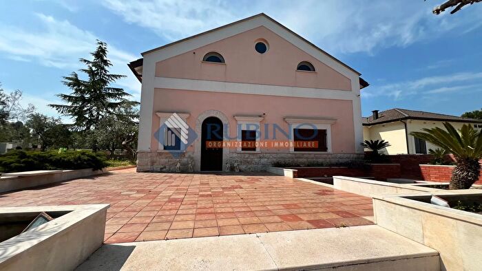 Casa con 6 locali in vendita in Trani