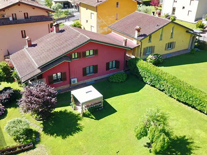 Casa con 5 locali in vendita in Via Follo, Costa Volpino
