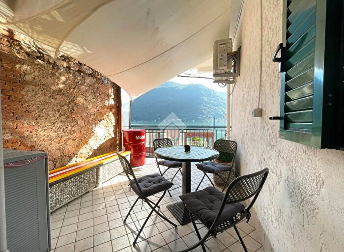 Appartamento bilocale in vendita in Via Varese, Brusimpiano