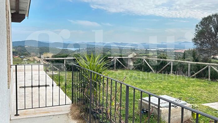 Casa quadrilocale in vendita in Azienda Agricola con Vista Mare Currighena Alta Snc, Santa Teresa Gallura