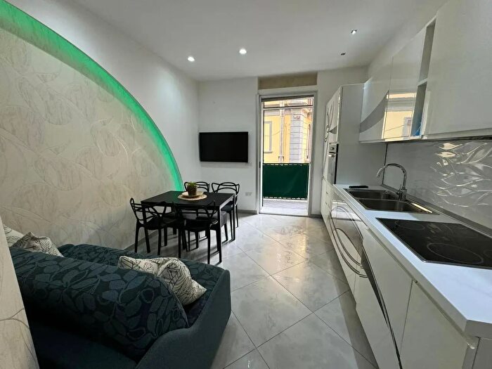 Appartamento monolocale in affitto in Via Serapide, Napoli