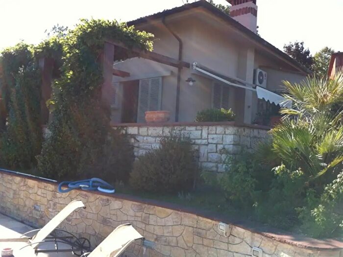 Casa con 8 locali in vendita in Quarrata