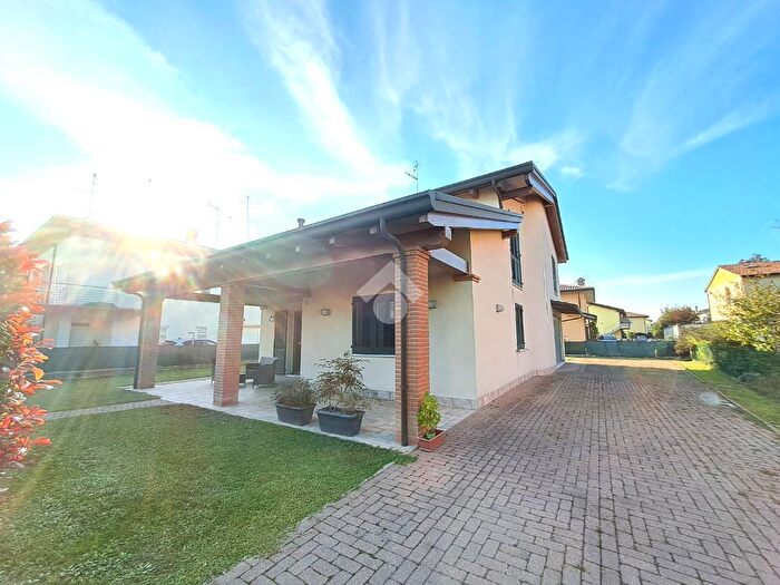 Casa quadrilocale in vendita in Via Alfonso Calcagnini dEste, Alfonsine