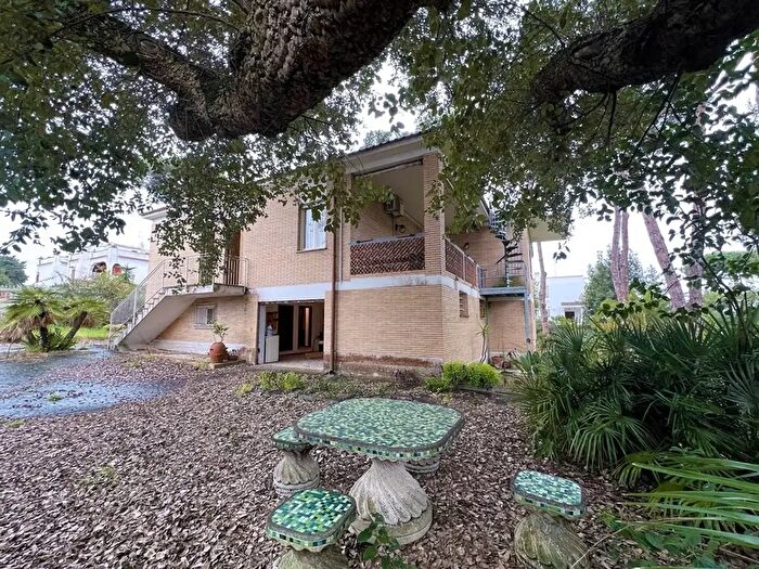 Casa con 12 locali in vendita in Viale del Pesco, Anzio