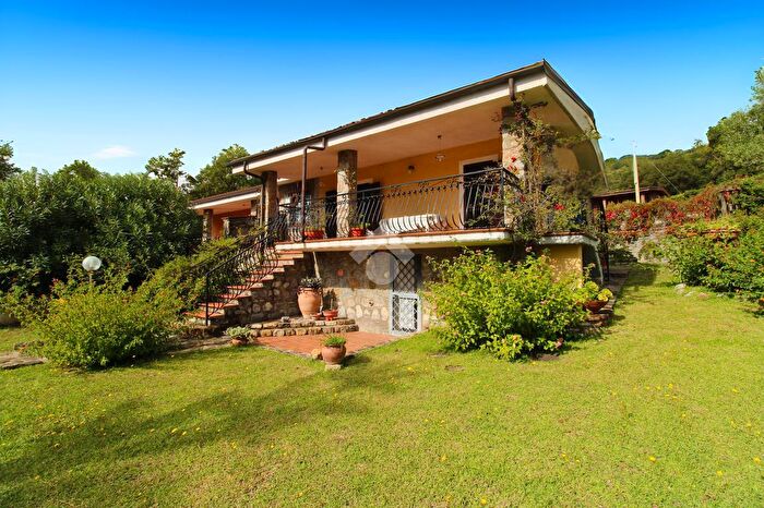 Casa con 6 locali in vendita in Via dei Normanni, Ispani