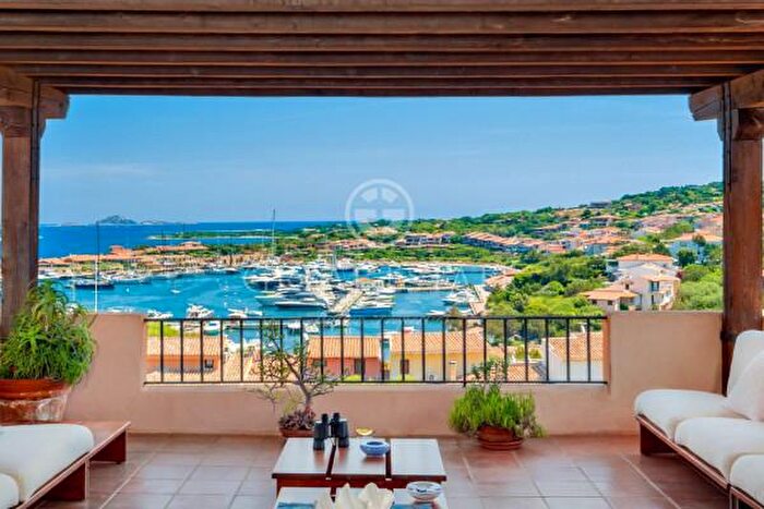 Appartamento con 6 locali in vendita in Via del Plumbago, Olbia