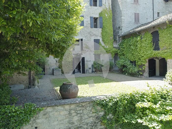 Casa con 15 locali in vendita in Piazza Matilde di Canossa, Carpineti