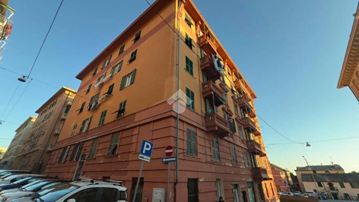 Appartamento trilocale in vendita in Via Laigueglia, Genova