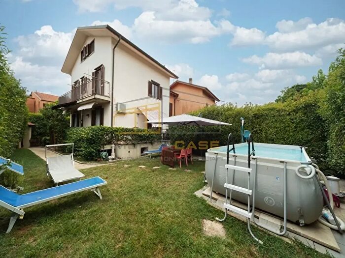 Casa con 5 locali in vendita in Via IV Novembre C, Carnate