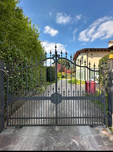 Casa con 8 locali in vendita in Cellatica