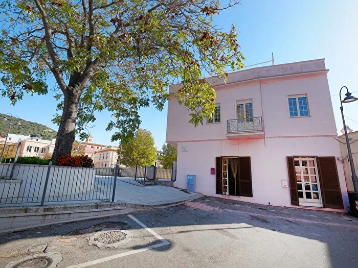 Casa quadrilocale in vendita in Via San Francesco, Teulada