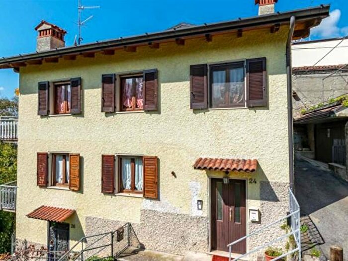 Appartamento trilocale in vendita in Via Castello, Zogno