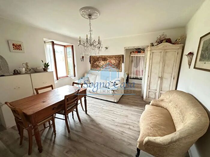 Casa con 5 locali in vendita in Castelnuovo Magra