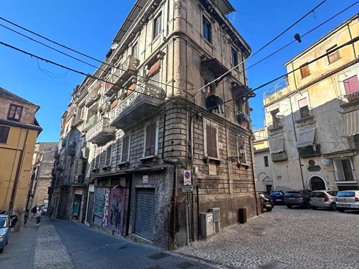 Appartamento trilocale in vendita in Piazza San Giovanni Gerosolomitano, Cosenza