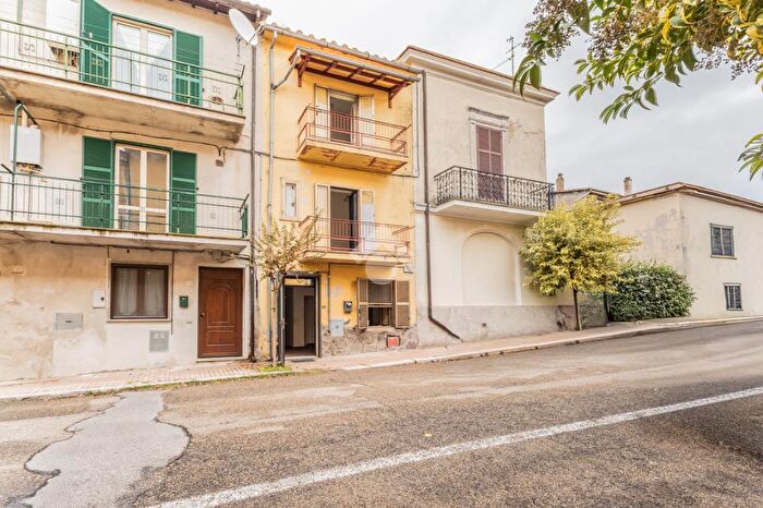 Appartamento con 5 locali in vendita in Via Cesare Battisti, Villa San Giovanni In Tuscia