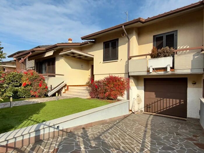 Casa con 7 locali in vendita in San Zeno Naviglio