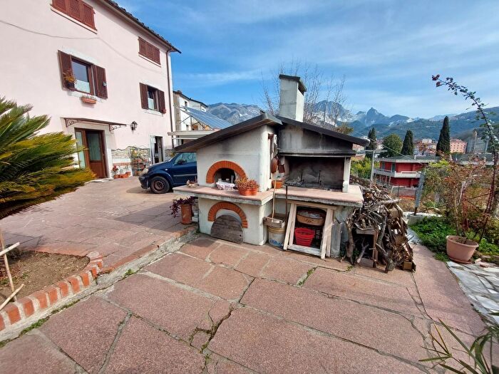 Casa con 7 locali in vendita in a Carriona, Carrara