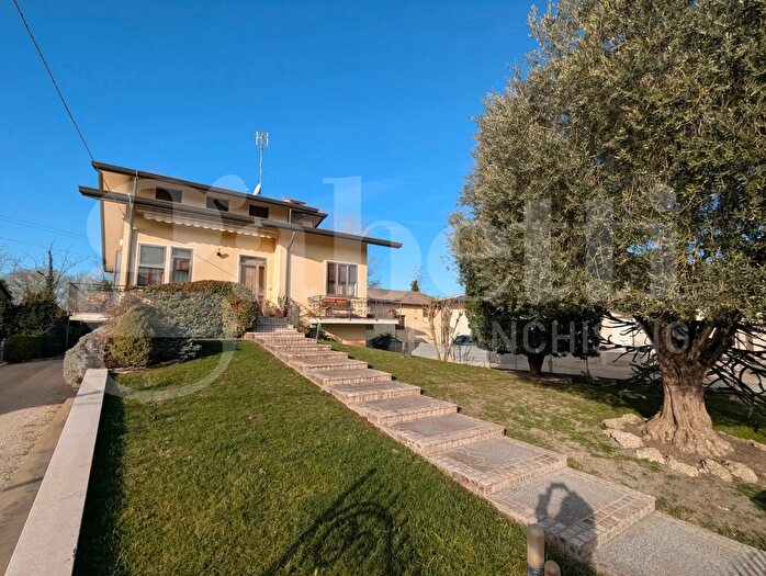 Casa con 12 locali in vendita in Porto Viro