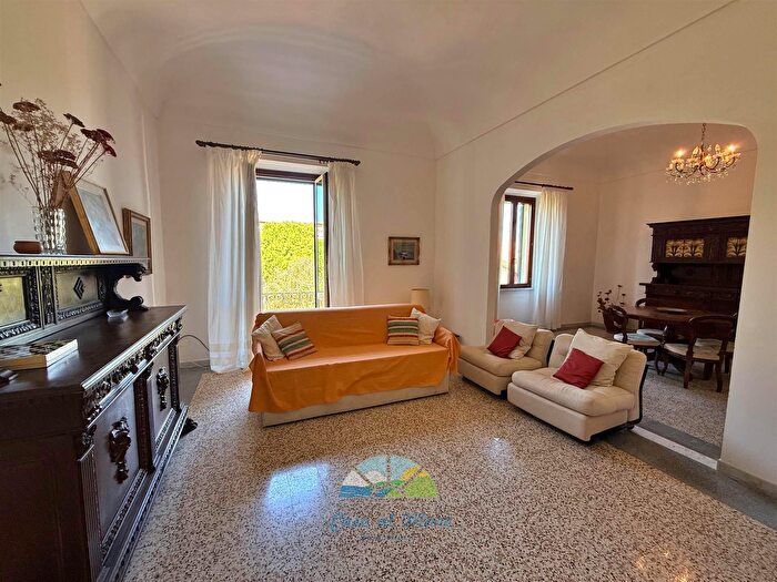 Appartamento con 6 locali in vendita in La Maddalena