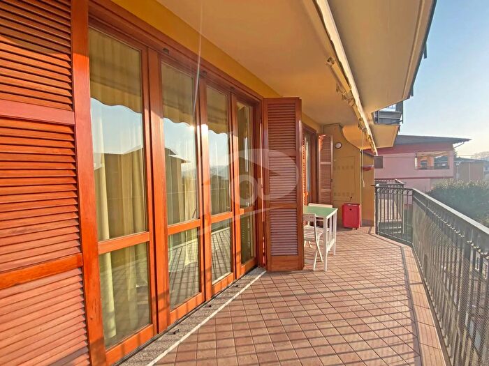 Appartamento trilocale in affitto in Via della Repubblica, Laveno Mombello