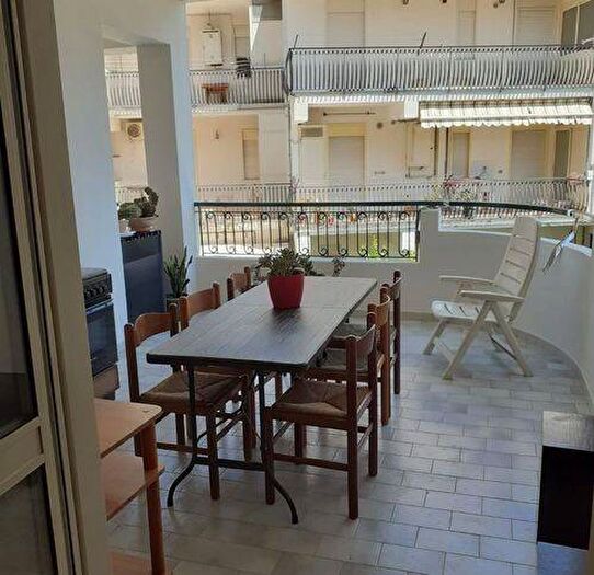 Appartamento trilocale in affitto in Piazza Siena, Centro, Falcone